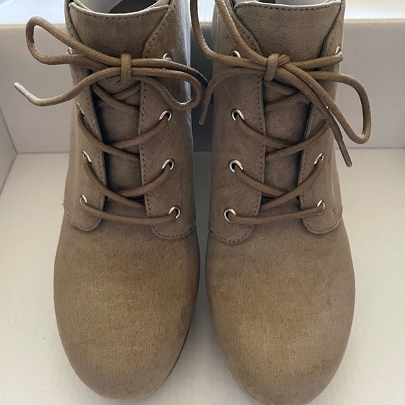 GBG Los Angeles Shoes - GBG Los Angeles Taupe Oxford Wedge Booties – Size 5M, 1” Platform, NIB